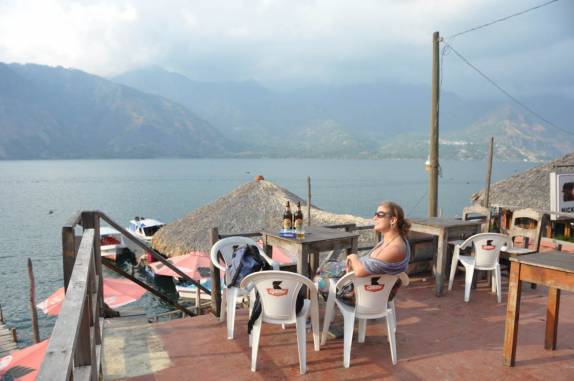 No deck de um dos muitos restaurantes na beirada do lago Atitlán em San Pedro la Laguna, na Guatemala